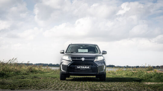 Suzuki-Vitara-voorkant-bij-Suzuki-den-Haag