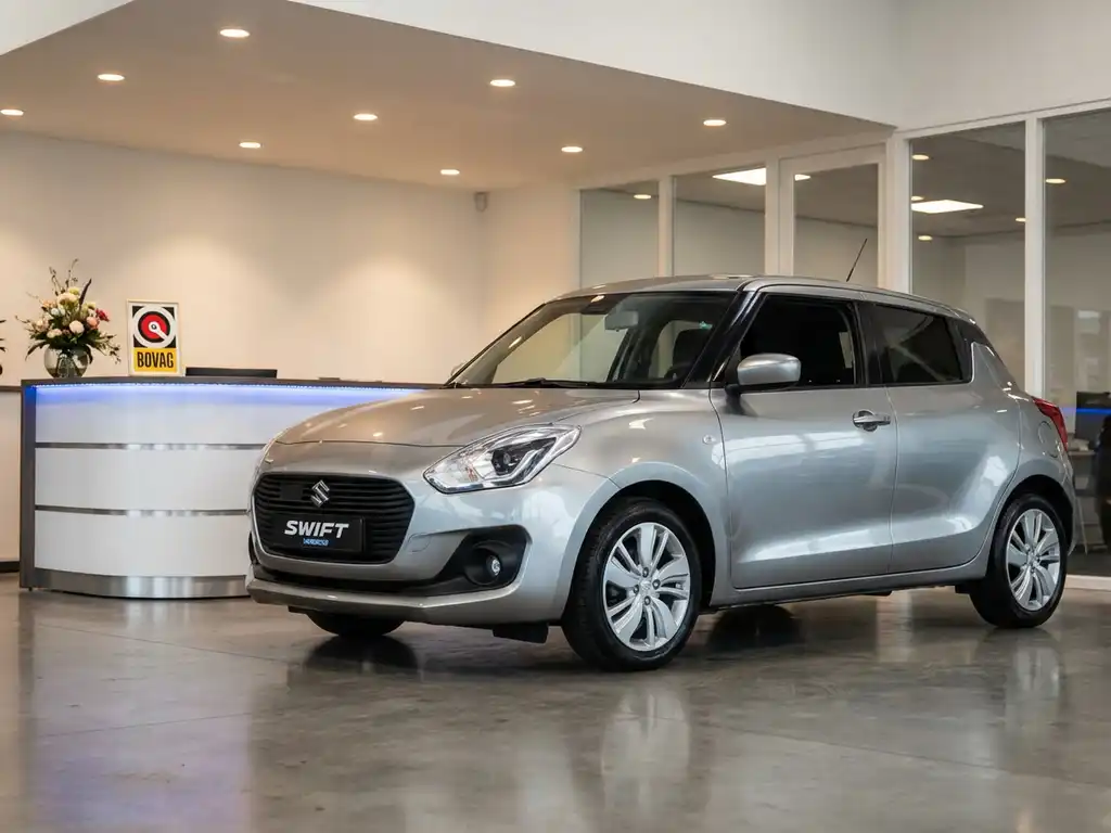 Suzuki Swift tentoongesteld in een moderne autoshowroom met BOVAG-certificering, glanzende betonvloer en sfeervolle spots.